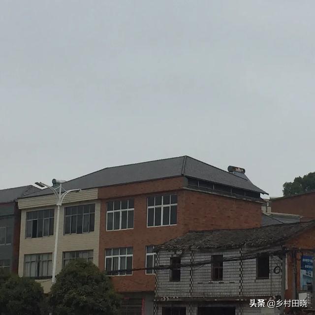 農村自建房坡屋頂，用琉璃瓦還是樹脂瓦？看看內行人的經驗分享