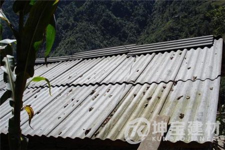 如何判斷自家屋頂上的石棉瓦是否要拆除？