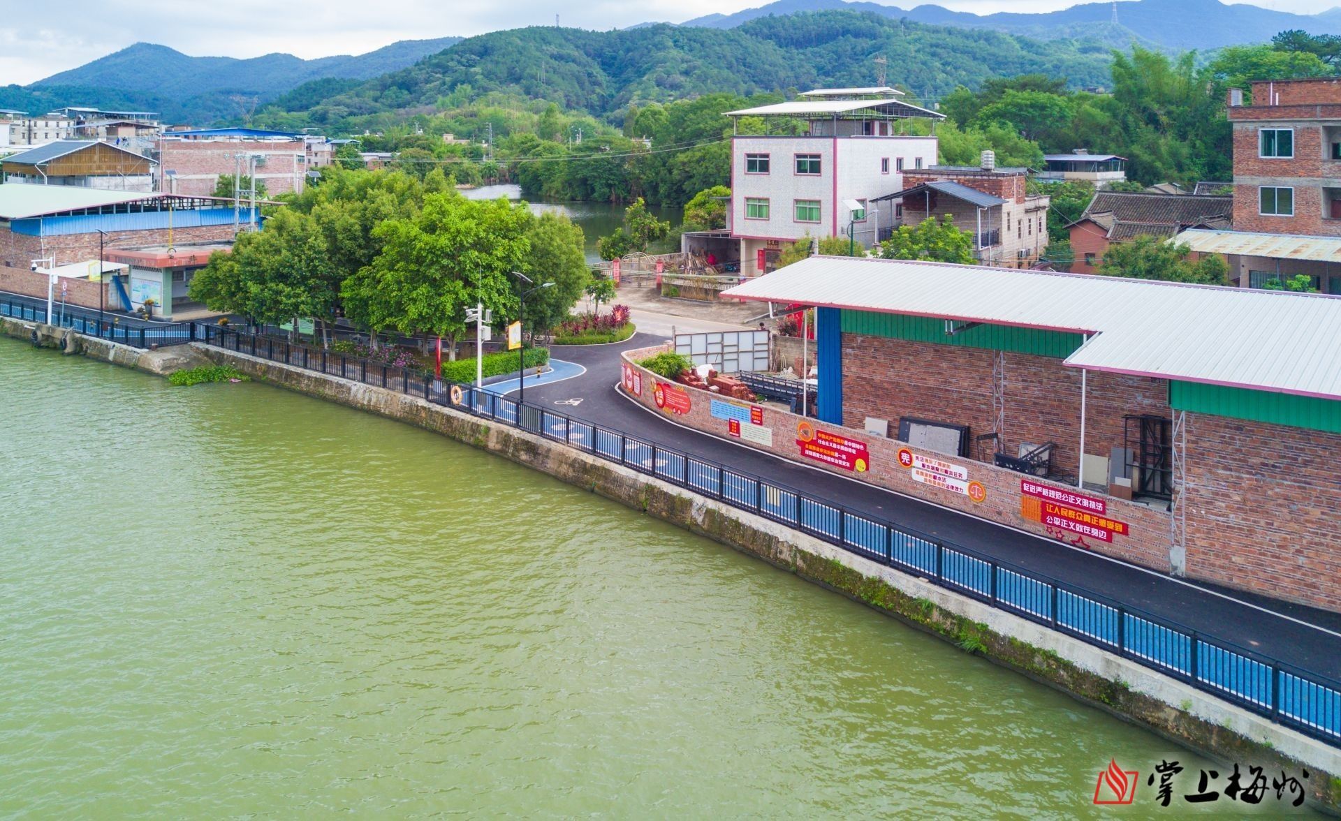 ↑長沙圩鎮碧道鋪設了瀝青并劃分跑道和自行車道，“顏值”再獲提升。（林翔 攝）